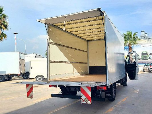 Vehicle image 4 / 8