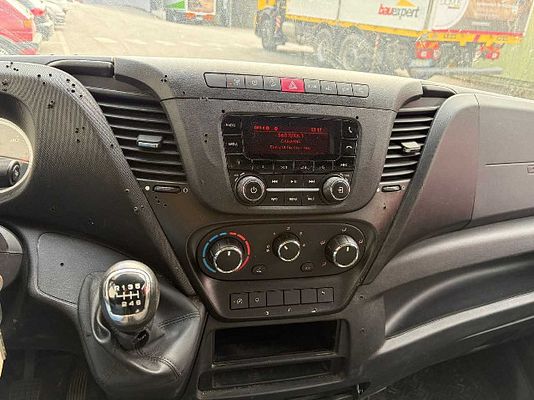 Vehicle image 6 / 8