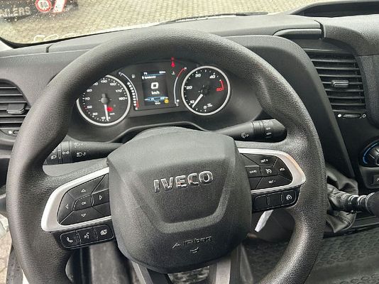 Vehicle image 12 / 15