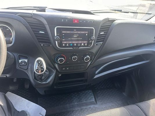 Vehicle image 16 / 18