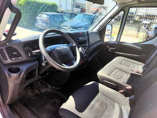 Vehicle image 7 / 13