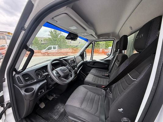 Vehicle image 16 / 19