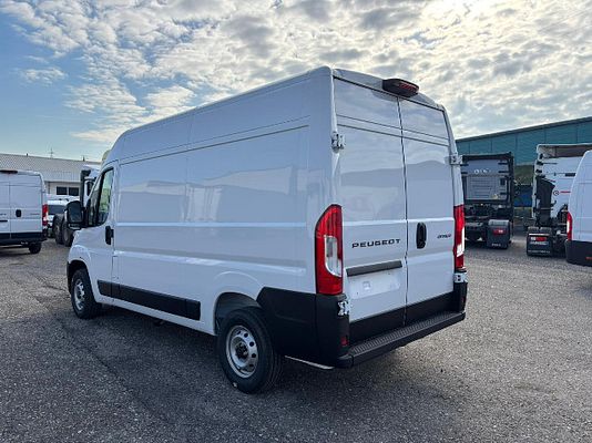 Vehicle image 5 / 13