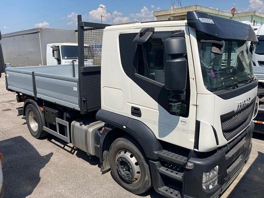 Vehicle image 1 / 4