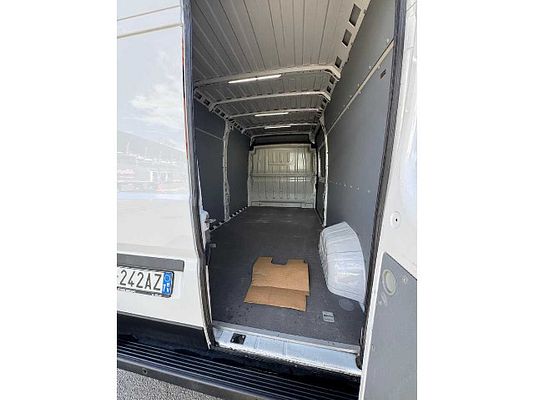 Vehicle image 5 / 8