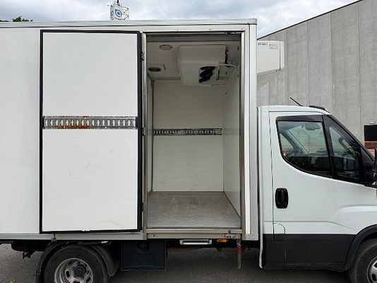Vehicle image 4 / 19