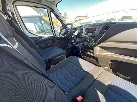 Vehicle image 4 / 5