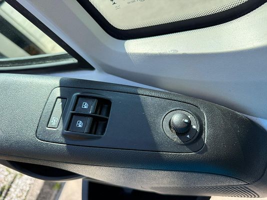 Vehicle image 8 / 12
