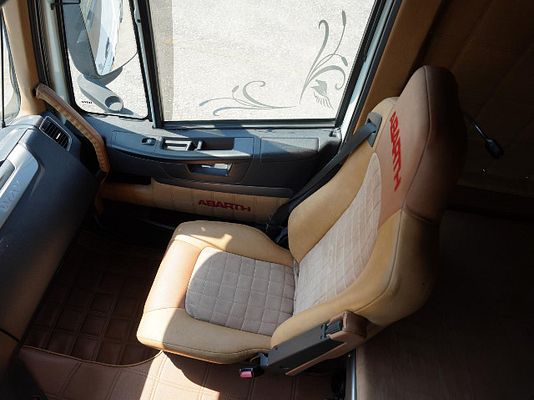 Vehicle image 12 / 14