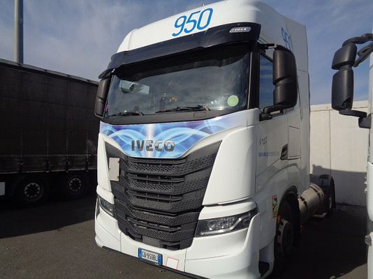 Vehicle image 2 / 9