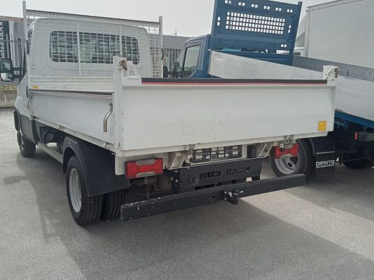 Vehicle image 3 / 8