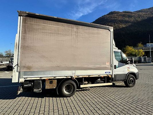 Vehicle image 6 / 11