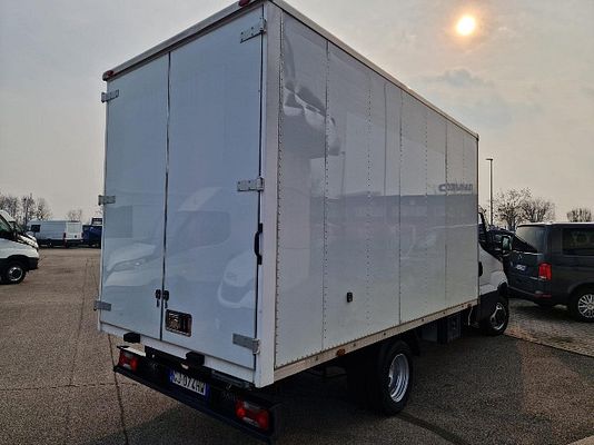Vehicle image 5 / 12