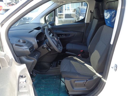 Vehicle image 9 / 15