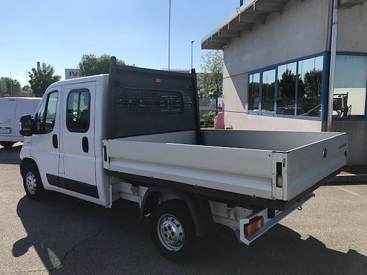 Vehicle image 4 / 16
