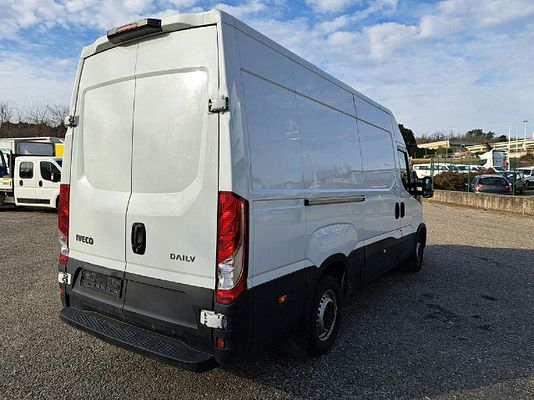 Vehicle image 7 / 15