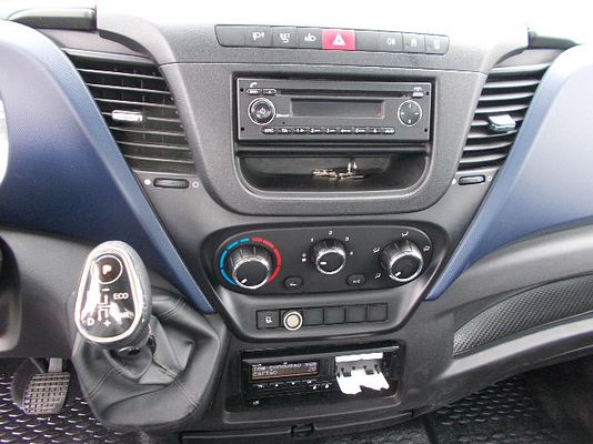 Vehicle image 9 / 13