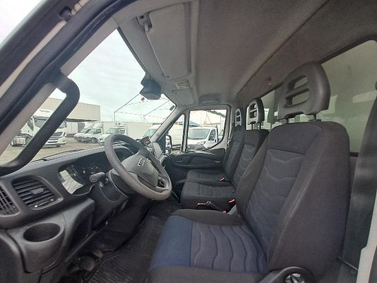 Vehicle image 11 / 12