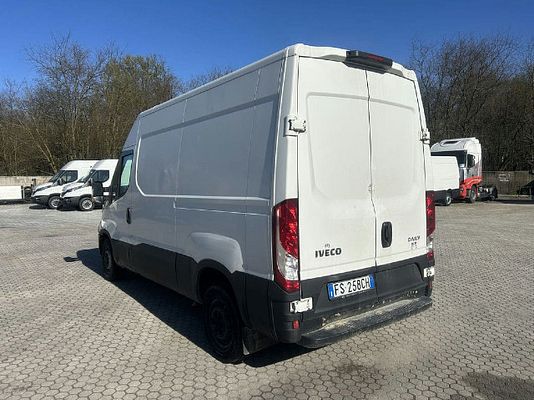 Vehicle image 9 / 14