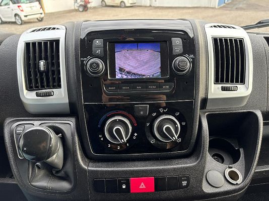 Vehicle image 8 / 14