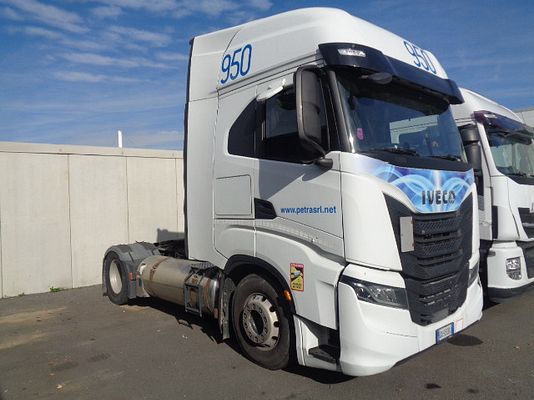 Vehicle image 1 / 9