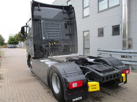 Vehicle image 4 / 5