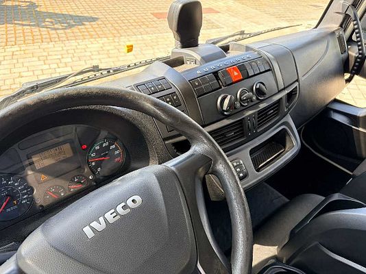 Vehicle image 8 / 14