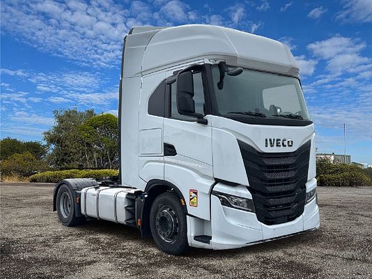 Vehicle image 2 / 16