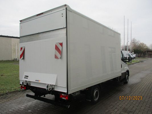 Vehicle image 3 / 5