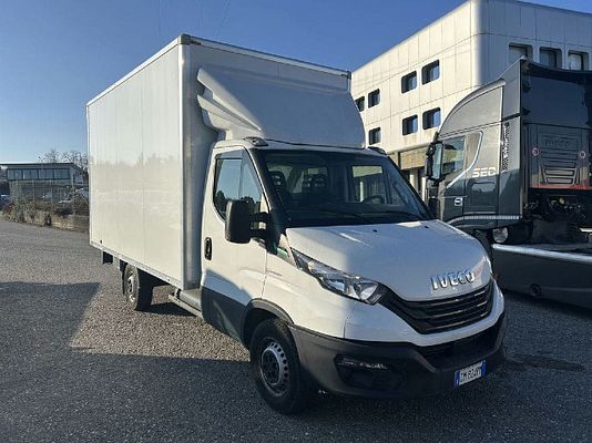 Vehicle image 2 / 12