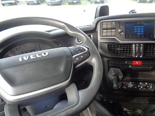 Vehicle image 11 / 15