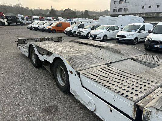 Vehicle image 7 / 24