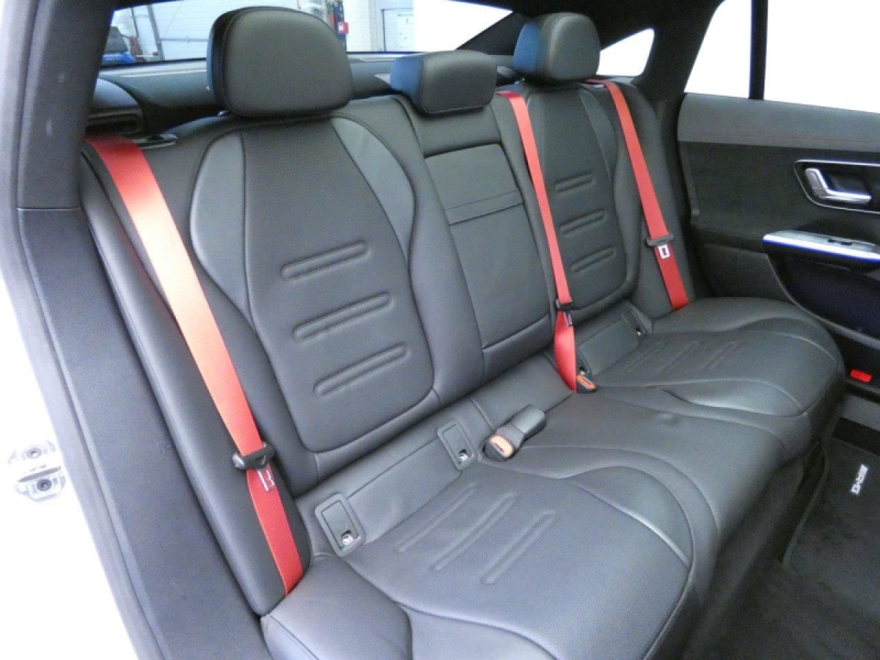 Photo du v&eacute;hicule 16 / 18