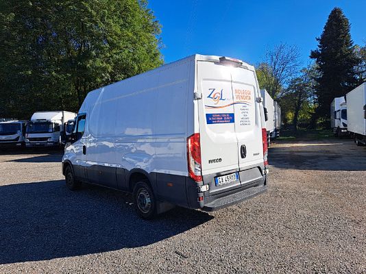 Vehicle image 10 / 14