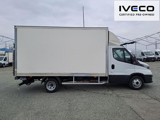 Vehicle image 7 / 16