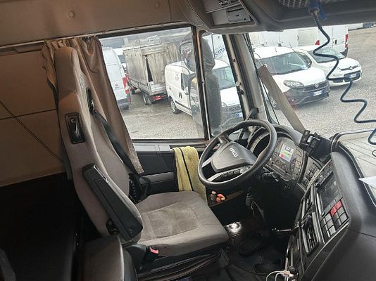 Vehicle image 4 / 24
