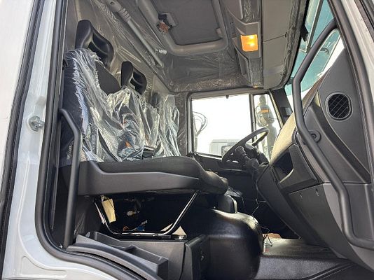 Vehicle image 11 / 15