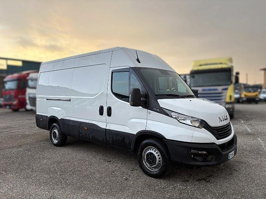 Vehicle image 3 / 14