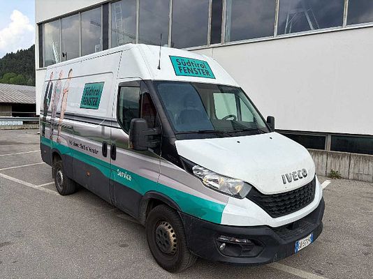 Vehicle image 2 / 8
