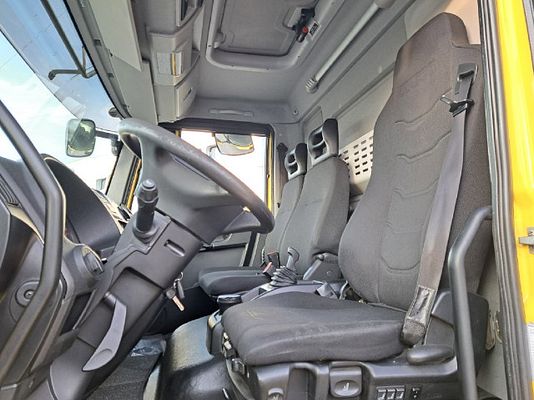 Vehicle image 10 / 13