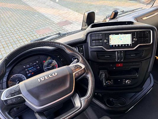 Vehicle image 9 / 16