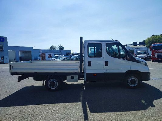 Vehicle image 3 / 9