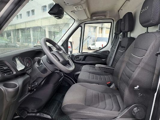 Vehicle image 11 / 16