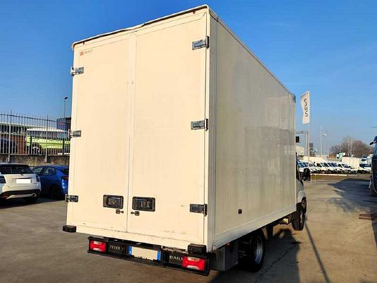 Vehicle image 3 / 9