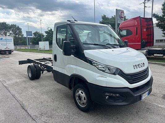 Vehicle image 3 / 13