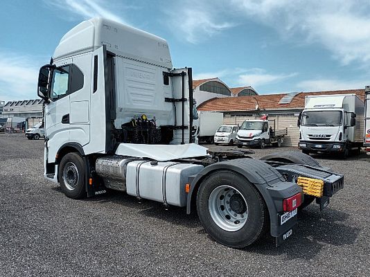 Vehicle image 3 / 5