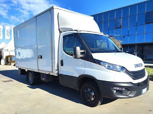 Vehicle image 2 / 13