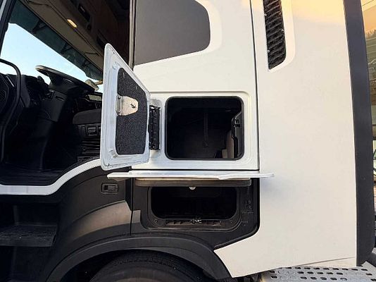 Vehicle image 8 / 16