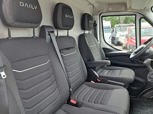 Vehicle image 4 / 16