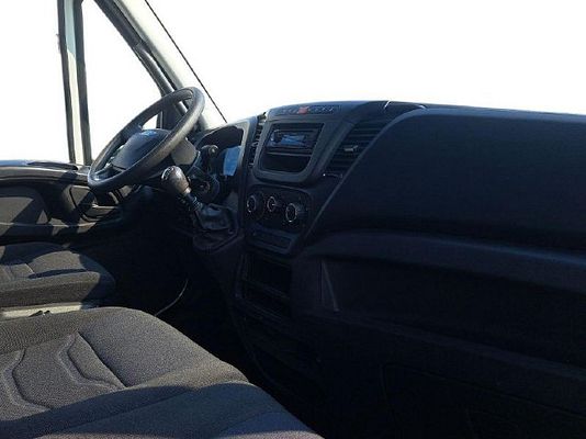 Vehicle image 3 / 15